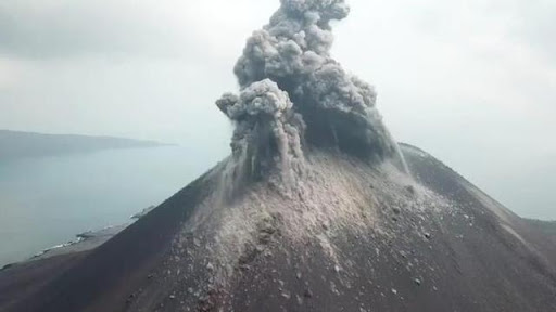 Awas, Gunung Anak Krakatau di Selat Sunda Lampung Mulai Batuk-batuk