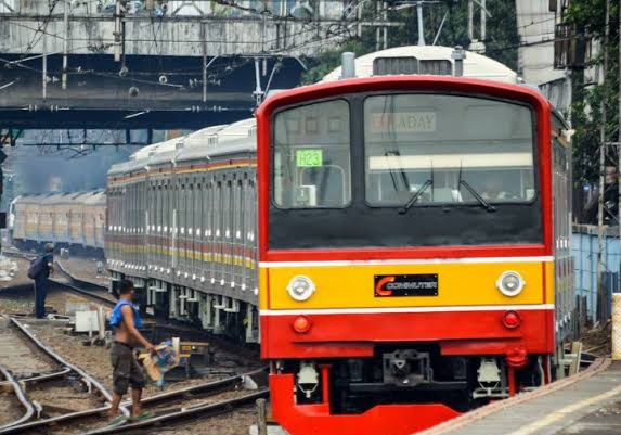 Kamis Siang Perjalanan Krl Di Stasiun Tebet Kembali Normal<script async src=