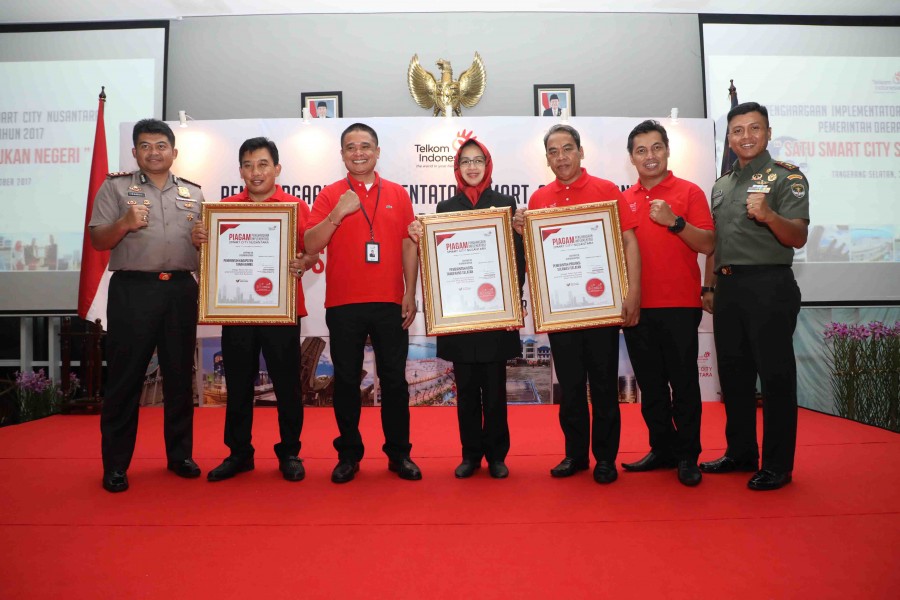 Telkom Serahkan Apresiasi Smart City Readiness 2017 