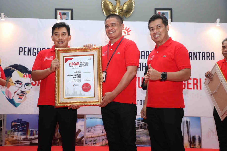 Telkom Serahkan Apresiasi Smart City Readiness 2017 