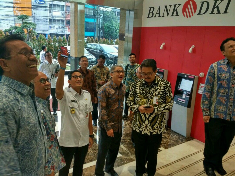 Wakil Gubernur DKI Jakarta Sandiaga Uno Mencoba JakOne Mobile