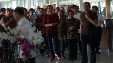 Mengenakan Kaos Lengan Panjang dan Sepatu Olah Raga, Presiden Jokowi Resmikan KA Bandara