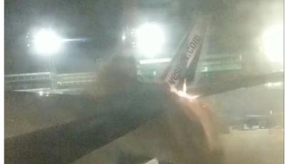 Pesawat Tabrak Ekor Dan Terbakar