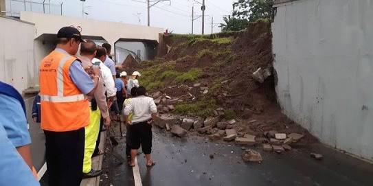 Proyek KA Bandara 3,7 Triliun Tercoreng Runtuhnya Underpass