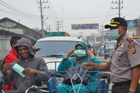 Polres Aceh Bagikan Masker Kepada Pengendara
