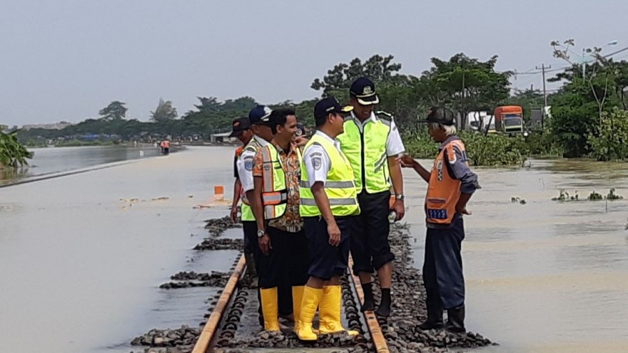 Blusukan ke Lokasi Banjir, Dirjen KA: Pelayanan Harus Tetap Jalan