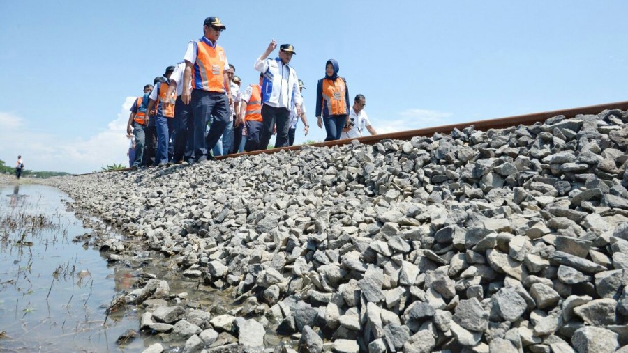 Menhub Budi Tinjau Lokasi Banjir Dan Longsor