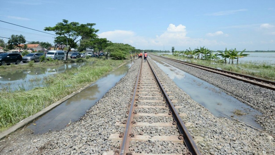 Menhub Budi Tinjau Lokasi Banjir Dan Longsor