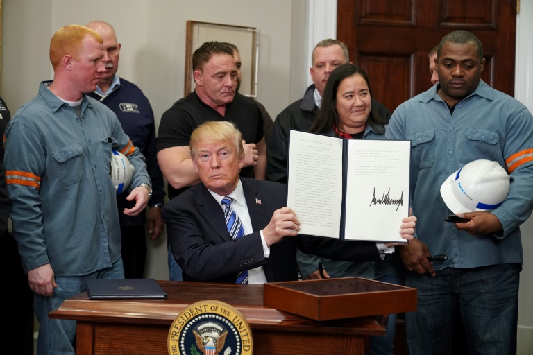 Trump Resmi Naikkan Tarif Impor Baja