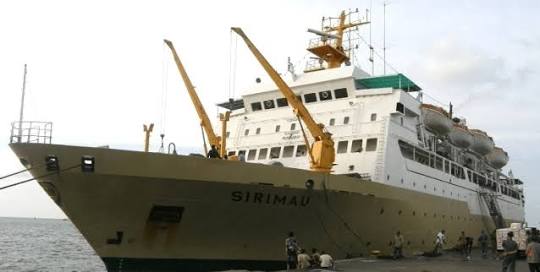 KM Sirimau Bongkar 15 Ton Beras di Saumlaki