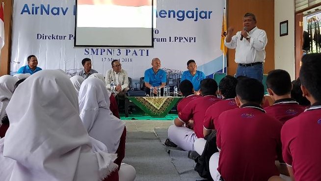 Direktur Personalia dan Umum AirNav Indonesia Mengajar SMP 3 Pati
