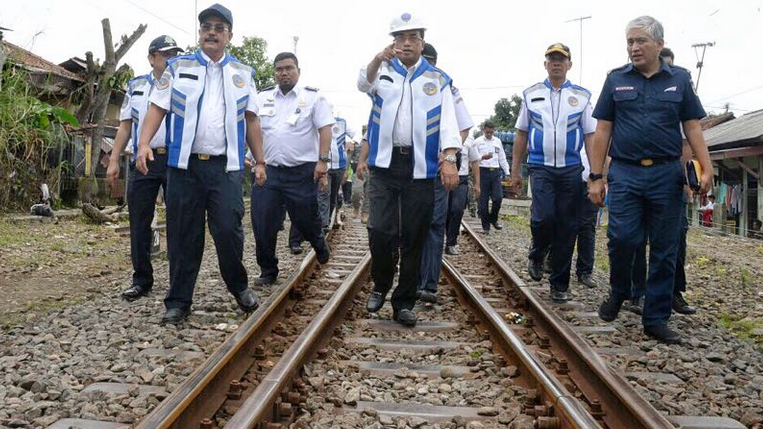 Menhub Berikan Tiga Solusi Atasi Kesemrawutan di Stasiun Duri