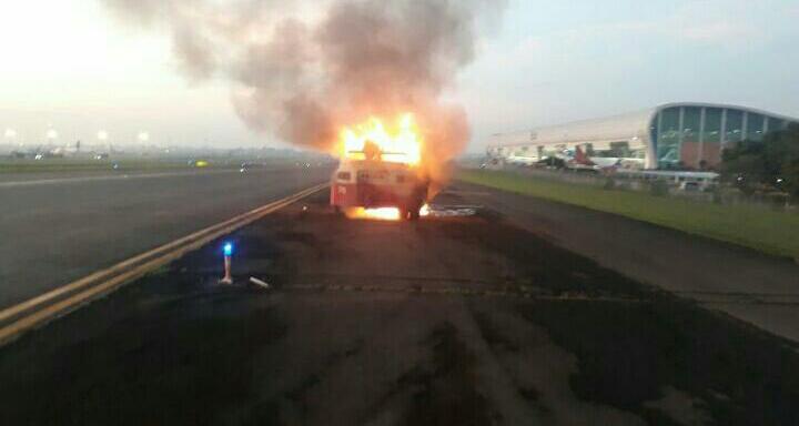 Towing Car Lion Air Hangus Terbakar di Area Taxi Way Bandara Soetta