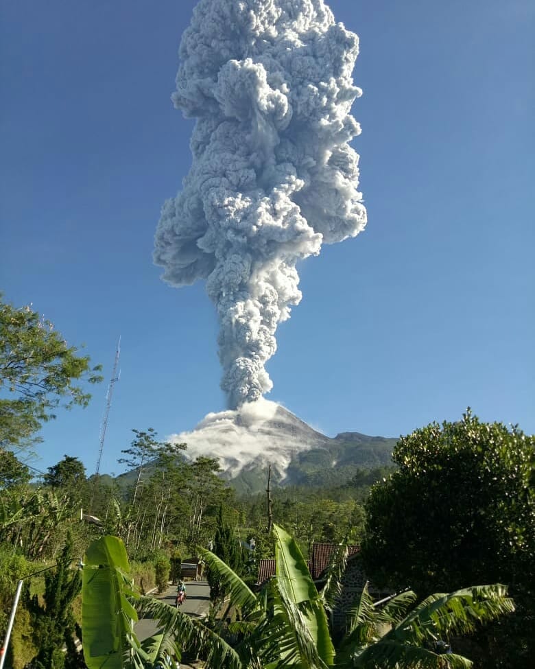 27 Penerbangan Mengalami Pembatalan Akibat Erupsi Gunubg Merapi