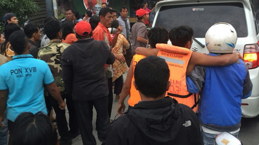 Kemenhub Bagi-bagi Life Jackiet di Dermaga Tigaras