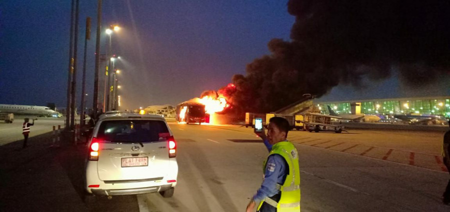 Apron Bus Air Asia Terbakar di Terminal 3 Soetta