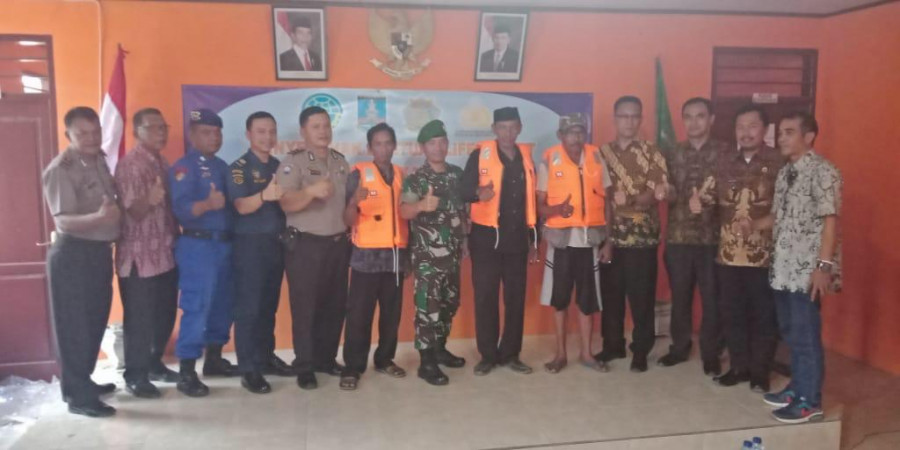 UPP Bojonegara Bagikan 80 Unit Life Jacket Kepada Nelayan dan Pemilik kapal