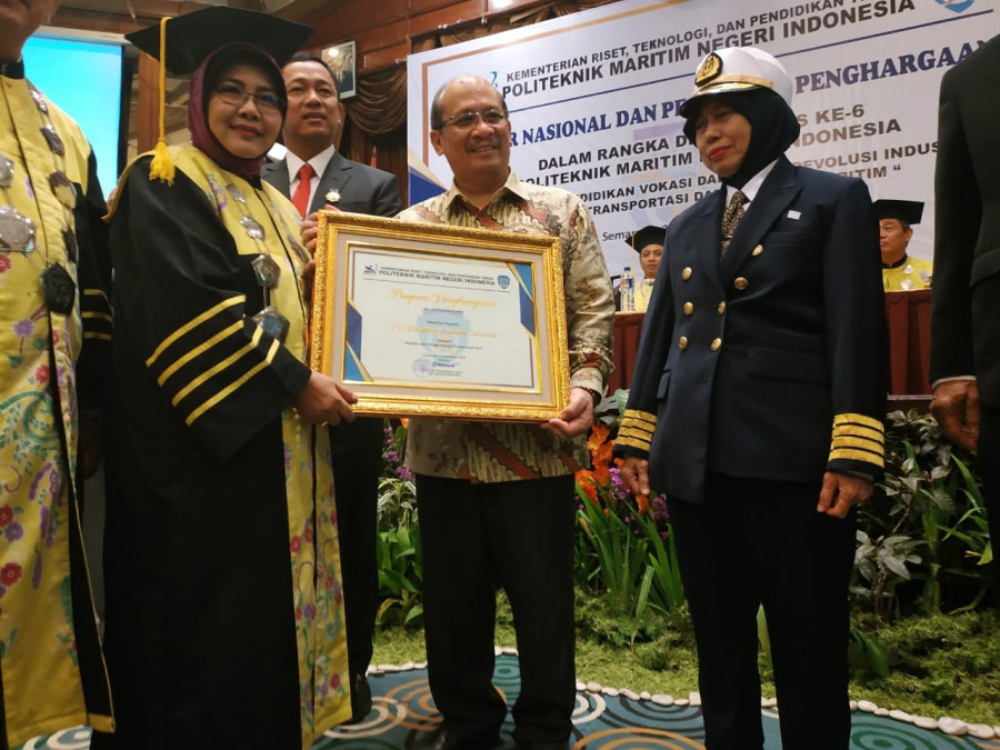 Polinmarin Anugerahi Pelni Sebagai Operator Pelayaran Perintis