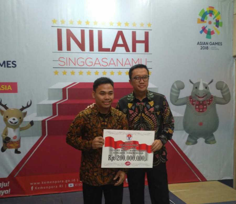 Lifter Eko Kantongi Bonus Ratusan Juta