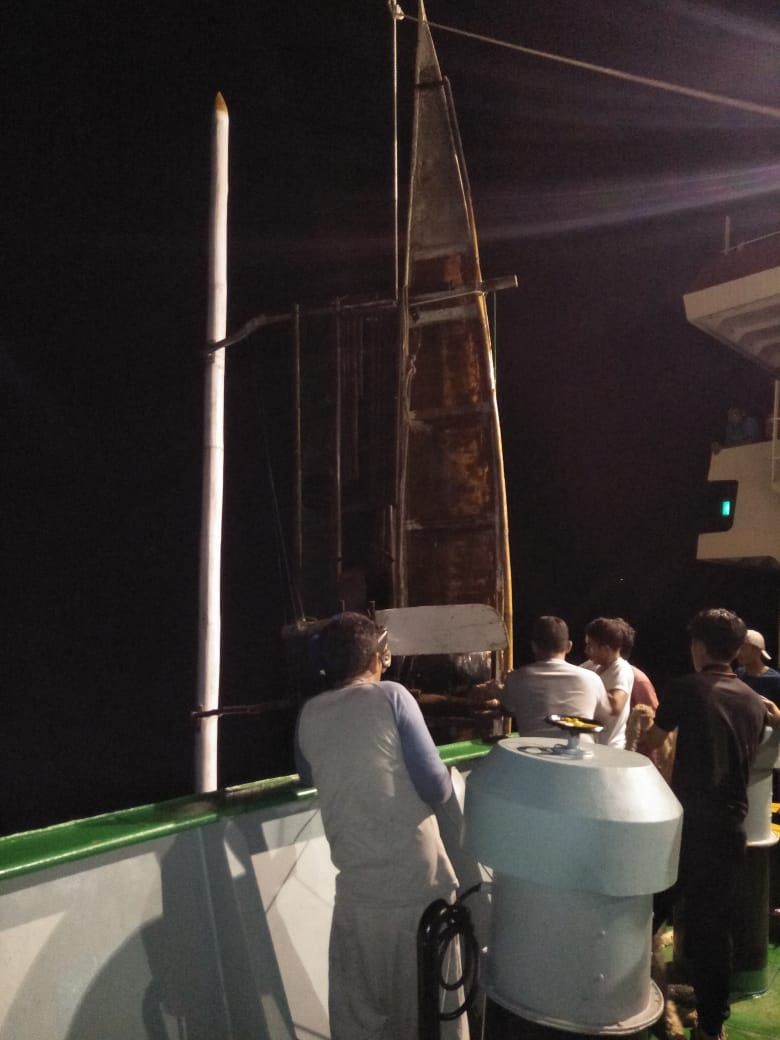 KM Sabuk Nusantara 84 Evakuasi Nelayan Yang Terombang Ambing di Laut