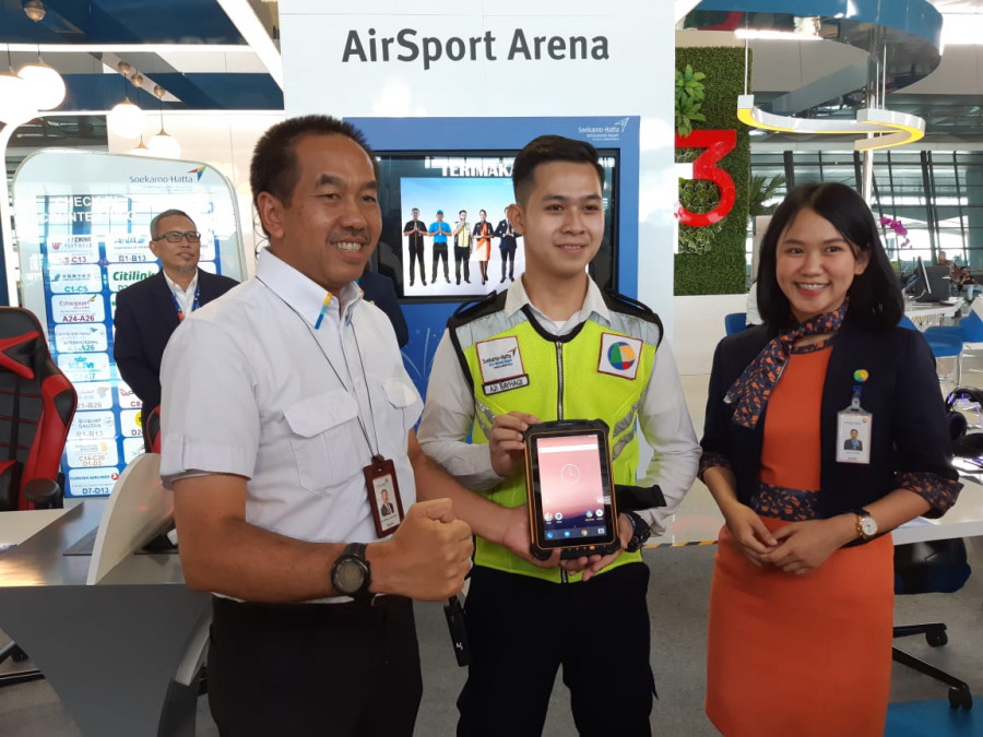 Petugas Layanan Bandara Soetta Sekarang dilengkapi Komputer Tablet