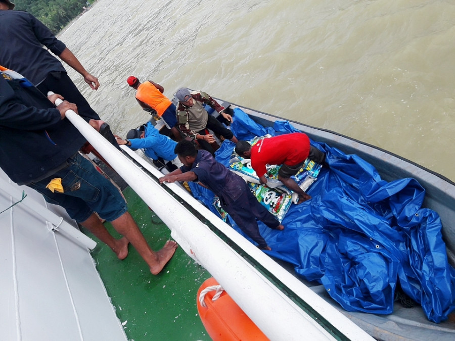 Kapal Bantuan Korban Banjir Bandang Sentani Tiba Distrik Rafenirara