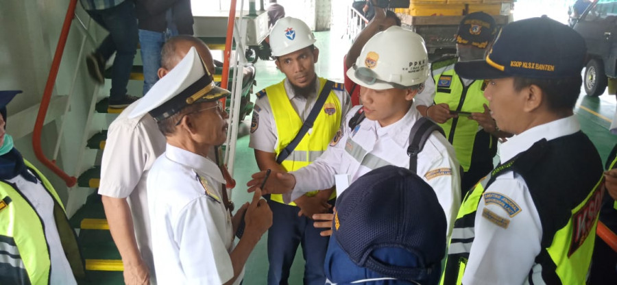 Tim Marine Inspector Ditkapel Periksa Kelaikan Kapal di Pelabuhan Merak Banten