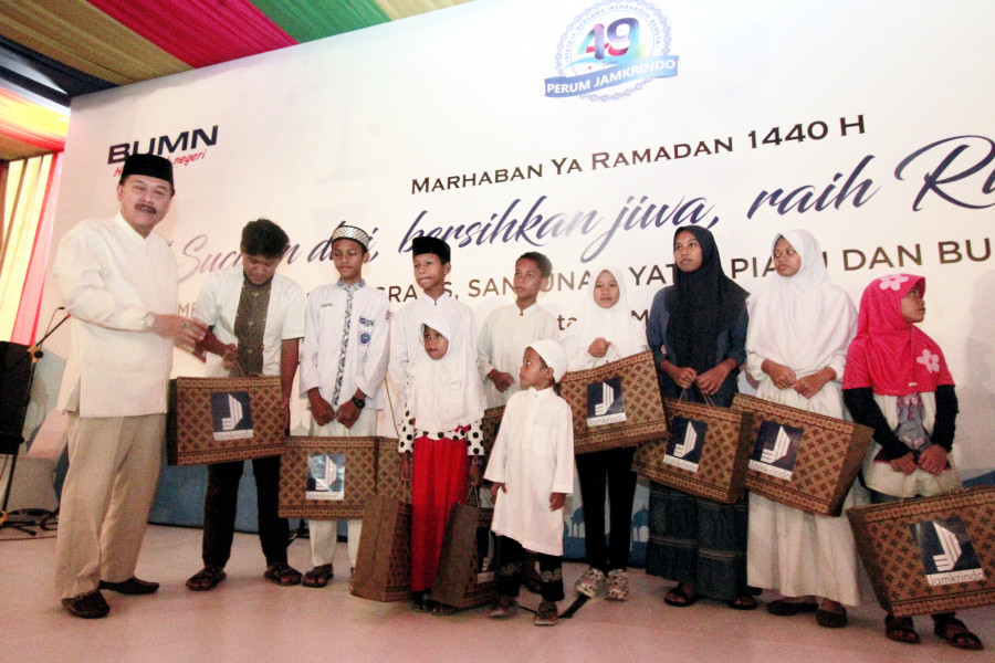 Perum Jamkrindo Salurkan Sembako Gratis