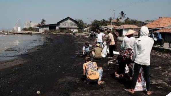 Tim Emergency PHE Bersama Warga Bersihkan Pantai Utara Karawang