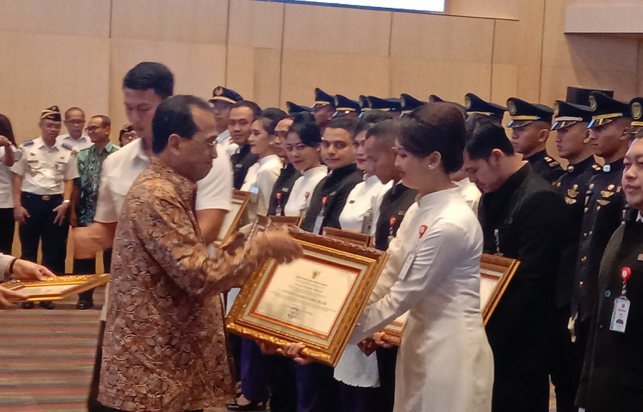 Menhub Beri Penghargaan Adi Karya Dirgantara Adi Rajasa Pada Crew Batik Dan Lembaga Negara