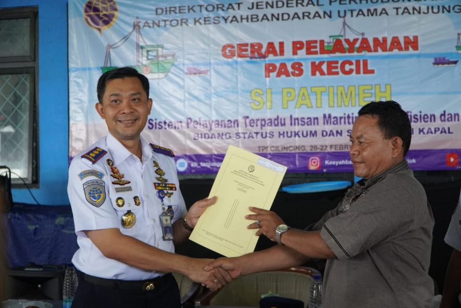 Syahbandar Tanjung Priok Capt Hermanta Serahkan 7 Pas Kecil Pada Nelayan Cilincing