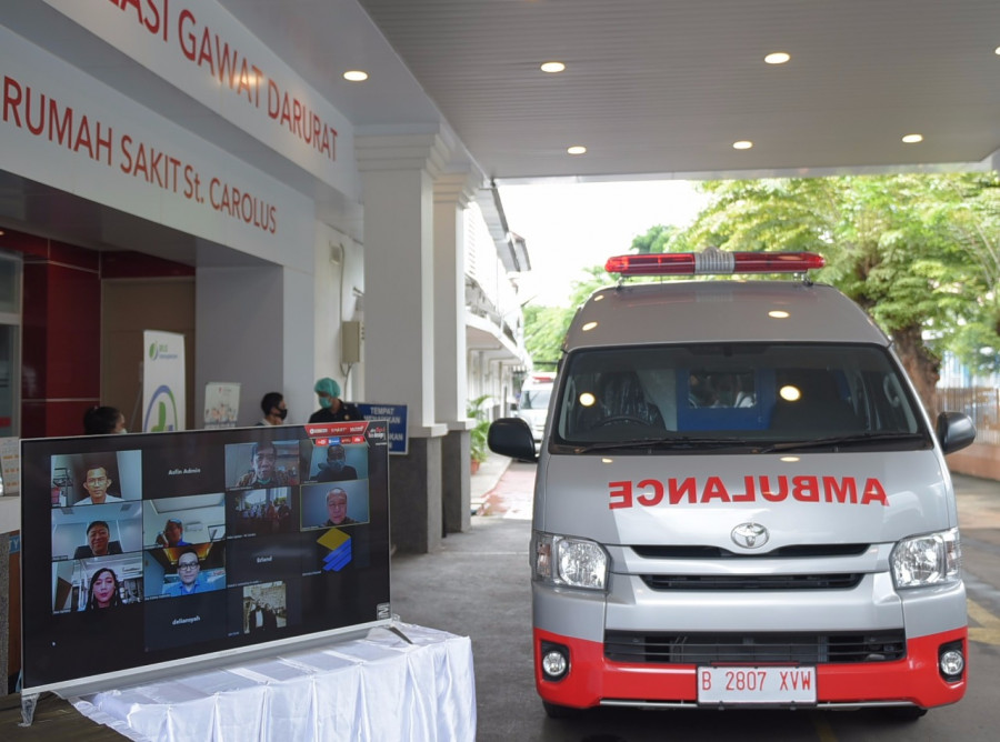 Dukung Indonesia Sehat, Astra Financial Donasikan Mobil Ambulance ke RS St. Carolus