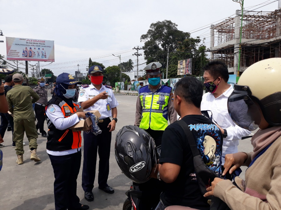 Forkompimda Kota Salatiga Patroli Edukasi Bersama dan Bagikan  1.000 Masker dan Hand Sanitizer 