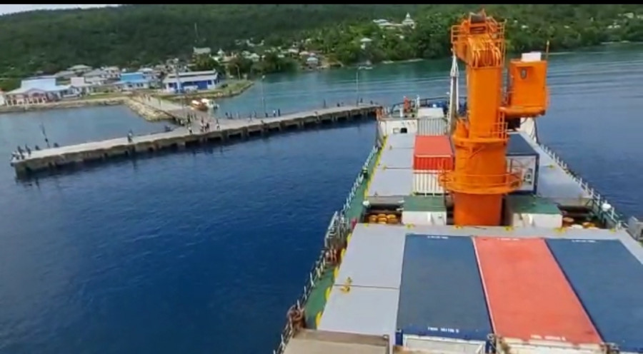 Kehadiran Kapal Tol Laut di Pelabuhan  Elat Disambut Pejabat Pemkab Maluku Tennggara