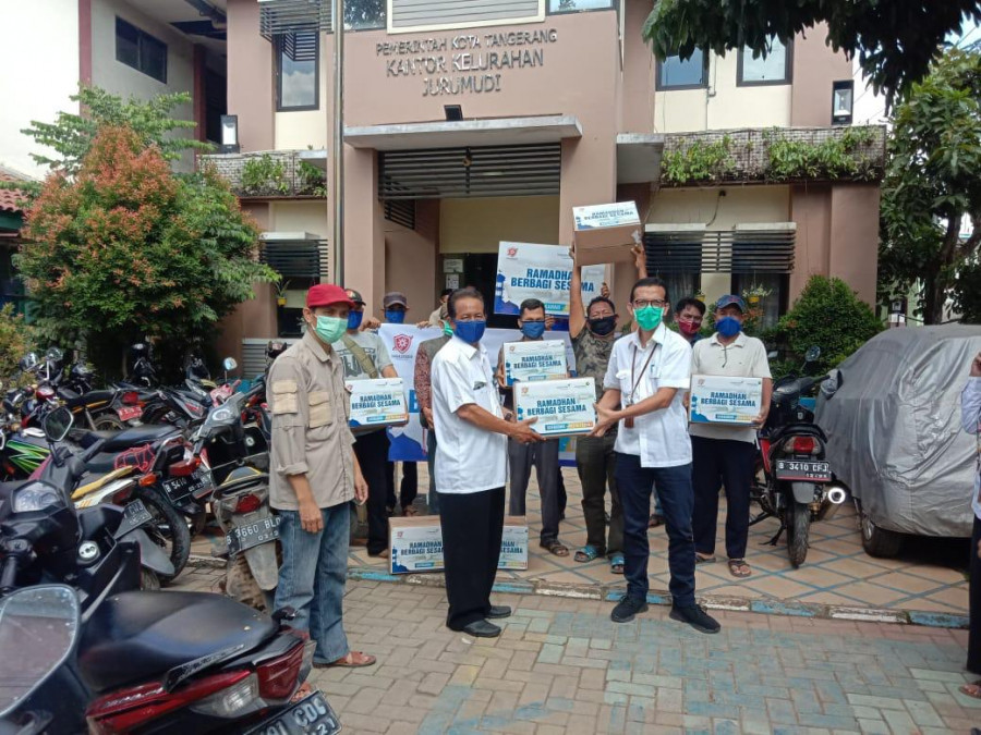Ribuan Warga di Tangerang Terima Sembako Gratis dari Bandara Cabang Soetta