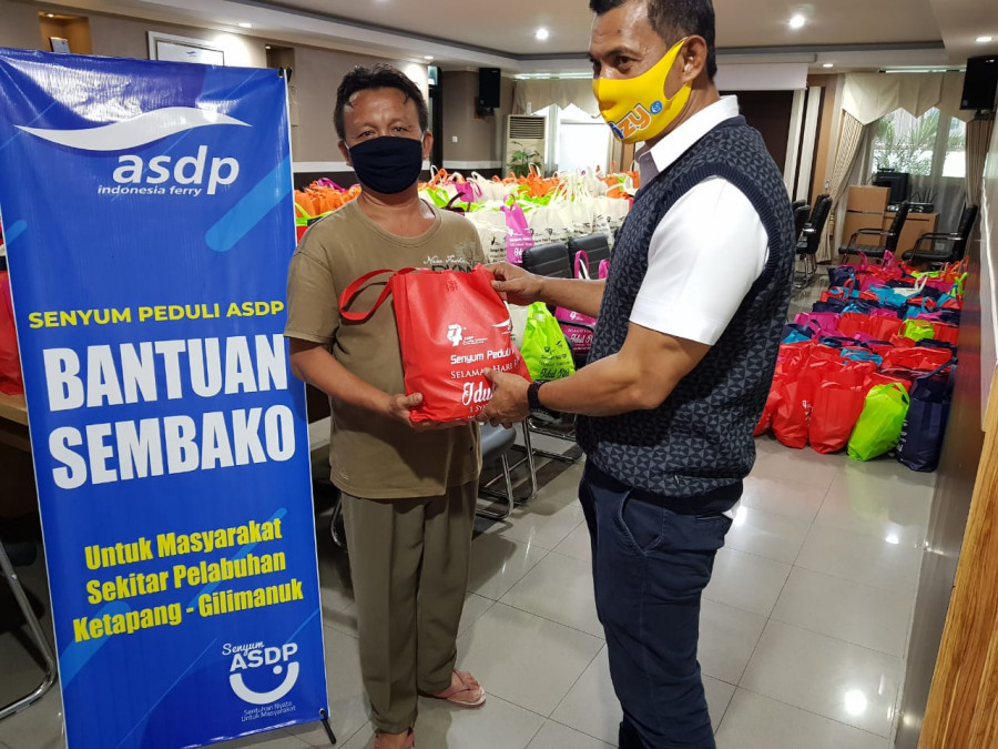ASDP Bagikan 3.671 Paket Sembako Bagi Masyarakat Sekitar Pelabuhan di 9 Provinsi