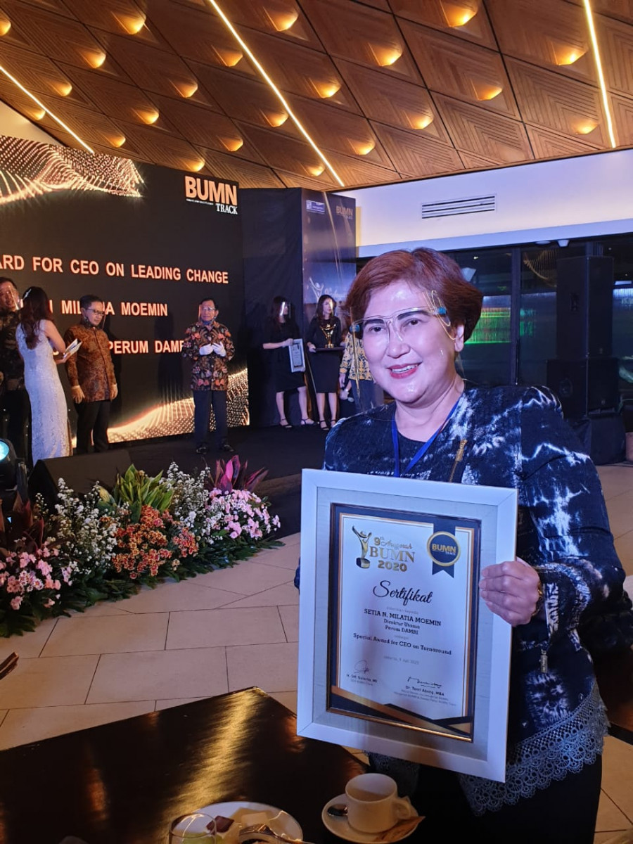 Dirut DAMRI Meraih Special Award For the Best CEO On Leading Change dari Anugerah BUMN