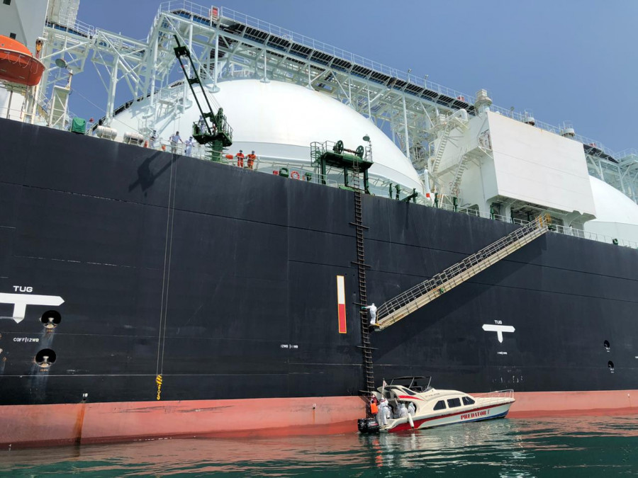 Kemenhub Dan Tim Satgas Covid-19 Pelabuhan Tanjung Priok Evakuasi Satu ABK  Yang Sakit dari Kapal