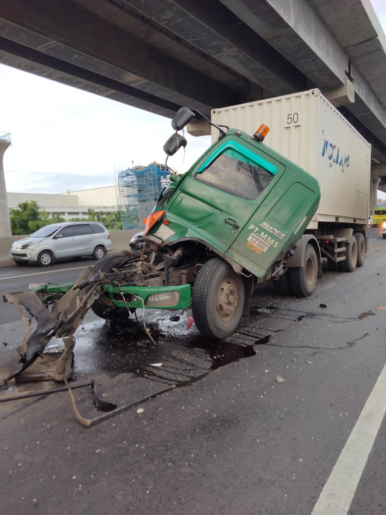 Laka Lantas di Tol Japek, Pengemudi Truk Kontainer Luka Berat