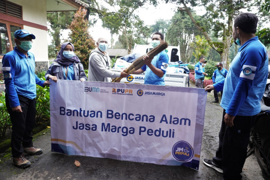 Jasa Marga Salurkan Bantuan Ratusan Alat Kebersihan kepada Korban Bencana Banjir Gunung Mas