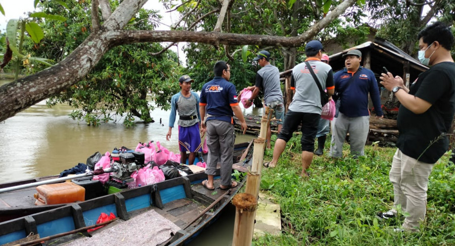 Anggota IAC Berang Bakti Sosial Bagikan Sembako di Kampung Labuh Muara Gembong, Bekasi