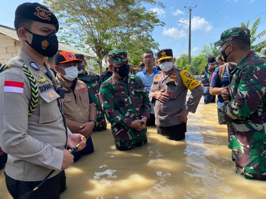 Tanggul Citarum Bekasi Jebol, Pangdam-Kapolda Metro Langsung Bantu Evakuasi