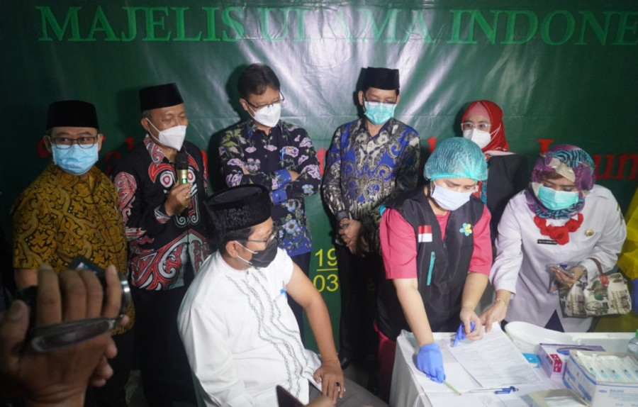 Tinjau Vaksinasi di MUI, Menkes Minta Masyarakat Bersabar
