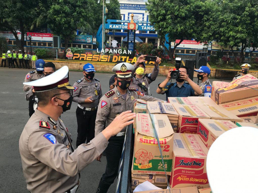 Ditlantas PMJ Bagikan Ribuan Paket Sembako ke Pesantren di Jakarta