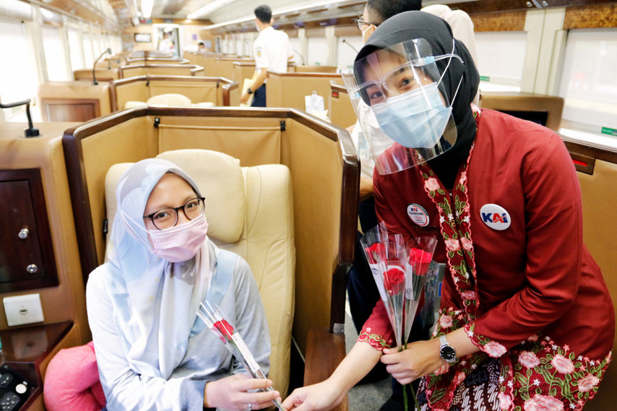 Hari Kartini, Petugas Wanita di Stasiun KA Kenakan Kebaya dan Bagikan Bunga ke Penumpang