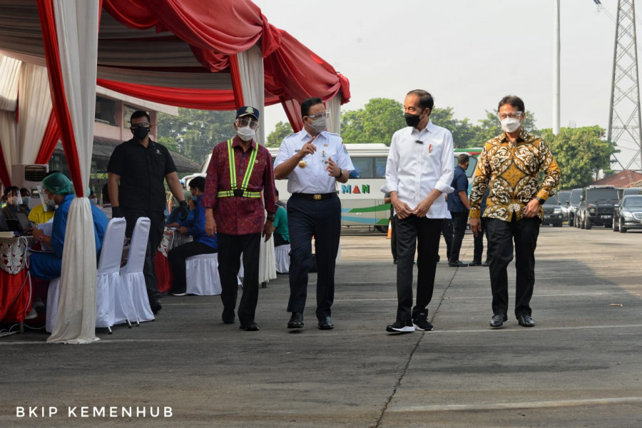 Ditinjau Presiden Jokowi, Vaksinasi Massal ke Awak Angkutan di Tiga Simpul Transportasi Jakarta