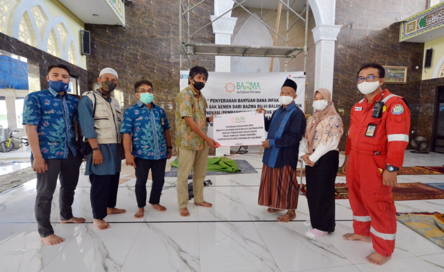 Pertamina Balongan Salurkan Bantuan 570 Sak Semen untuk Bangun Sarana Ibadah Warga