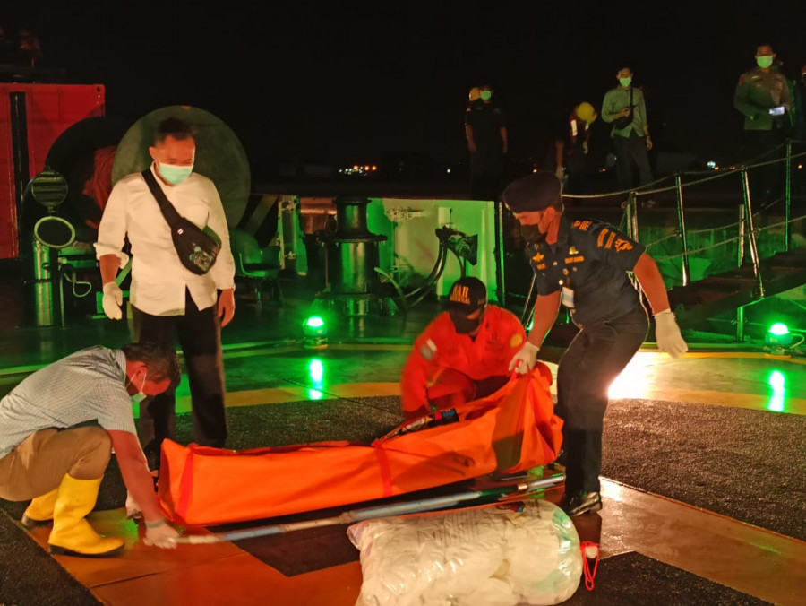 KPLP Evakuasi Jenazah ABK WNI Yang Meninggal Dunia di Kapal Ikan Berbendera China