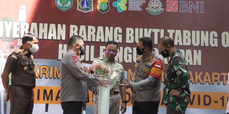 Polda Metro Jaya Serahkan 138 Tabung Oksigen Sitaan ke Pemprov DKI Jakarta