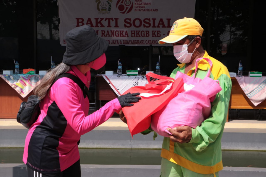 Di Bekasi, Warga Yang Isoman Dapat Ratusan Paket Sembako